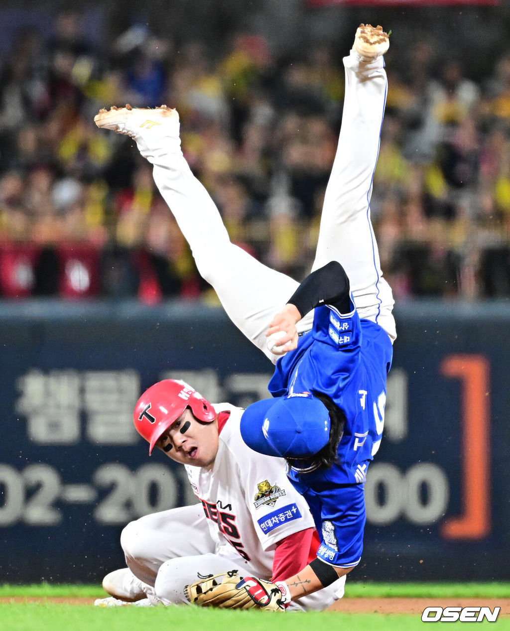 ]  23일 광주 기아챔피언스필드에서 2024 신한 SOL뱅크 KBO 한국시리즈 2차전 KIA 타이거즈와 삼성 라이온즈의 경기가 열렸다.KIA는 양현종, 삼성은 황동재를 선발 투수로 내세웠다.1회말 1사 1루에서 삼성 류지혁이 KIA 김태군의 3루땅볼에 1루주자 이우성의 슬라이딩에 걸려 넘어지고 있다. 2024.10.23 / jpnews@osen.co.kr