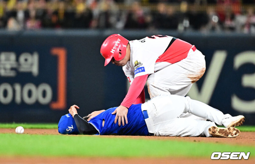 ]  23일 광주 기아챔피언스필드에서 2024 신한 SOL뱅크 KBO 한국시리즈 2차전 KIA 타이거즈와 삼성 라이온즈의 경기가 열렸다.KIA는 양현종, 삼성은 황동재를 선발 투수로 내세웠다.1회말 1사 1루에서 삼성 류지혁이 KIA 김태군의 3루땅볼에 1루주자 이우성의 슬라이딩에 걸려 넘어졌다. 이우성이 류지혁의 상태를 살피고 있다. 2024.10.23 / jpnews@osen.co.kr