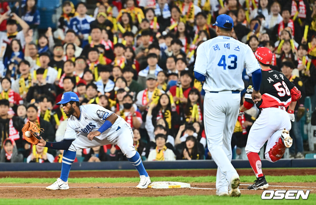 25일 대구 삼성라이온즈파크에서 2024 신한 SOL뱅크 KBO 포스트시즌 한국시리즈 삼성 라이온즈와 KIA 타이거즈의 3차전 경기가 열렸다.홈팀 삼성은 대니 레예스, 방문팀 KIA는 에릭 라우어를 선발 투수로 내세웠다.KIA 타이거즈 서건창이 2회초 1사 1,2루 1루수 병살타를 치고 아웃되고 있다. 2024.10.25 / foto0307@osen.co.kr