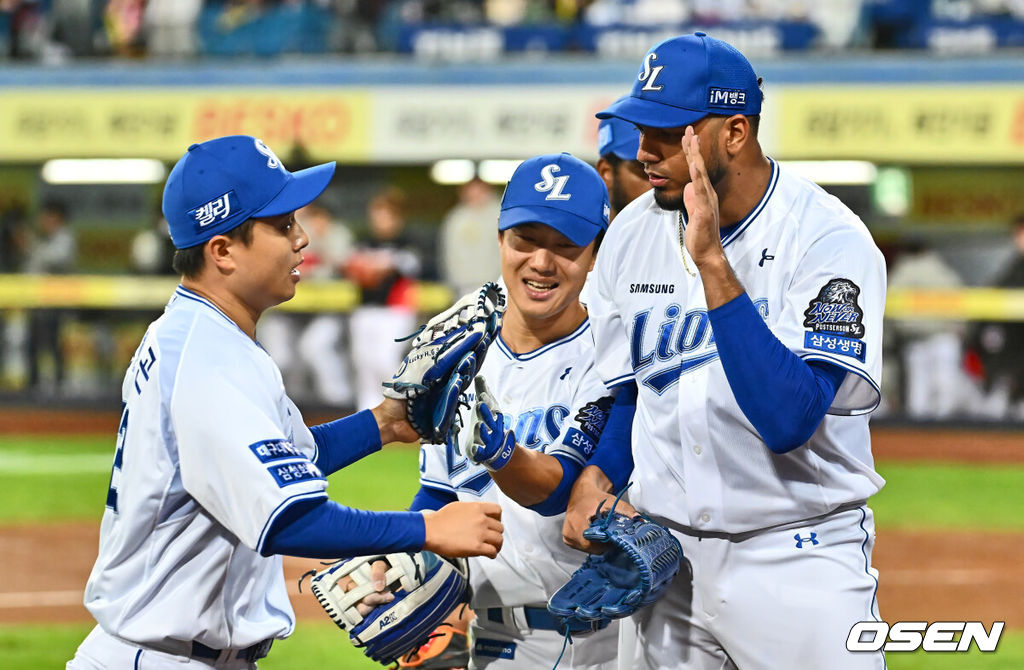 25일 대구 삼성라이온즈파크에서 2024 신한 SOL뱅크 KBO 포스트시즌 한국시리즈 삼성 라이온즈와 KIA 타이거즈의 3차전 경기가 열렸다. 홈팀 삼성은 대니 레예스, 방문팀 KIA는 에릭 라우어를 선발 투수로 내세웠다.삼성 라이온즈 선발투수 레예스가 5회초 2사 1,2루 KIA 타이거즈 최원준을 좌익수 직선타로 잡고 김헌곤과 하이파이브를 하고 있다. 2024.10.25 / foto0307@osen.co.kr