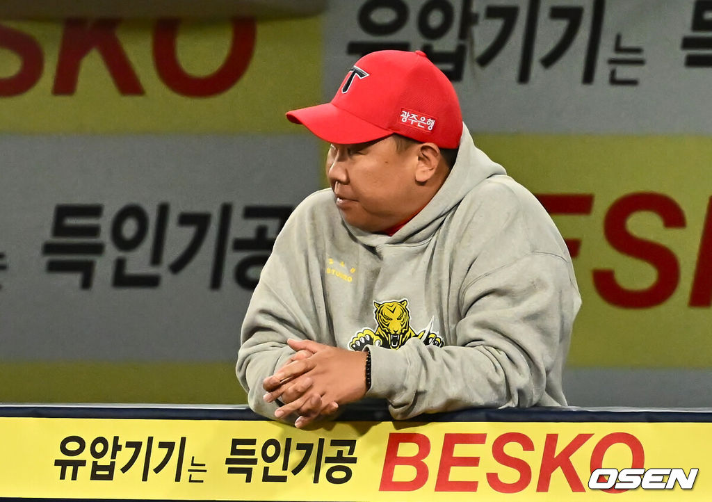 25일 대구 삼성라이온즈파크에서 2024 신한 SOL뱅크 KBO 포스트시즌 한국시리즈 삼성 라이온즈와 KIA 타이거즈의 3차전 경기가 열렸다. 홈팀 삼성은 대니 레예스, 방문팀 KIA는 에릭 라우어를 선발 투수로 내세웠다.KIA 타이거즈 이범호 감독이 패색이 짙어지자 어두운 표정으로 경기를 지켜보고 있다. 2024.10.25 / foto0307@osen.co.kr