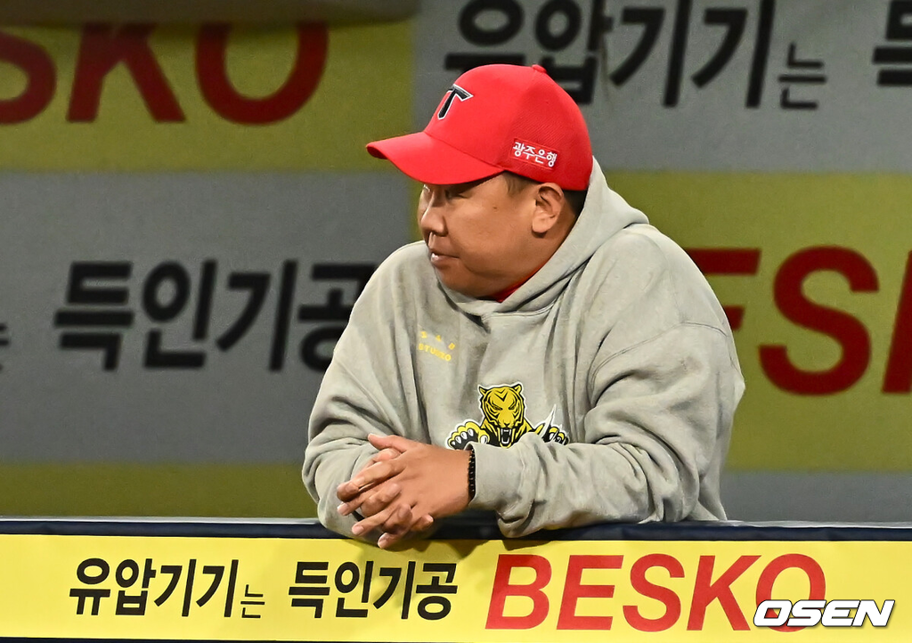 25일 대구 삼성라이온즈파크에서 2024 신한 SOL뱅크 KBO 포스트시즌 한국시리즈 삼성 라이온즈와 KIA 타이거즈의 3차전 경기가 열렸다.홈팀 삼성은 대니 레예스, 방문팀 KIA는 에릭 라우어를 선발 투수로 내세웠다.KIA 타이거즈 이범호 감독이 패색이 짙어지자 어두운 표정으로 경기를 지켜보고 있다. 2024.10.25 / foto0307@osen.co.kr