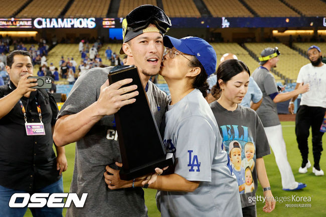 [사진] LA 다저스 토미 에드먼이 NLCS MVP 수상 후 어머니 곽경아 씨의 축하를 받고 있다. ⓒGettyimages(무단전재 및 재배포 금지)