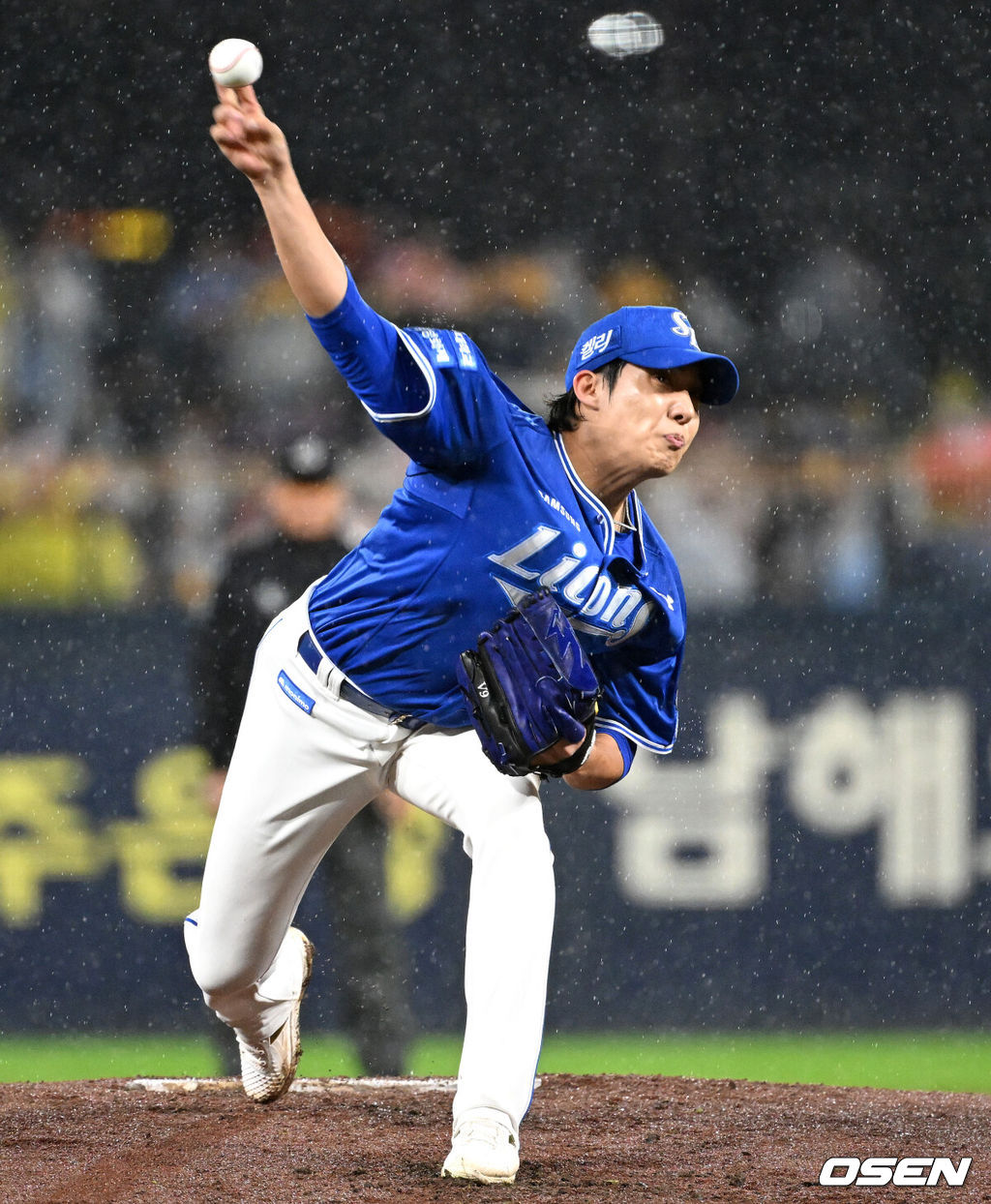 21일 광주 기아챔피언스필드에서 2024 신한 SOL뱅크 KBO 한국시리즈 1차전 KIA 타이거즈와 삼성 라이온즈의 경기가 열렸다.KIA는 네일, 삼성은 원태인을 선발 투수로 내세웠다.1회말 무사에서 삼성 선발투수 원태인이 역투하고 있다. 2024.10.21 / sunday@osen.co.kr