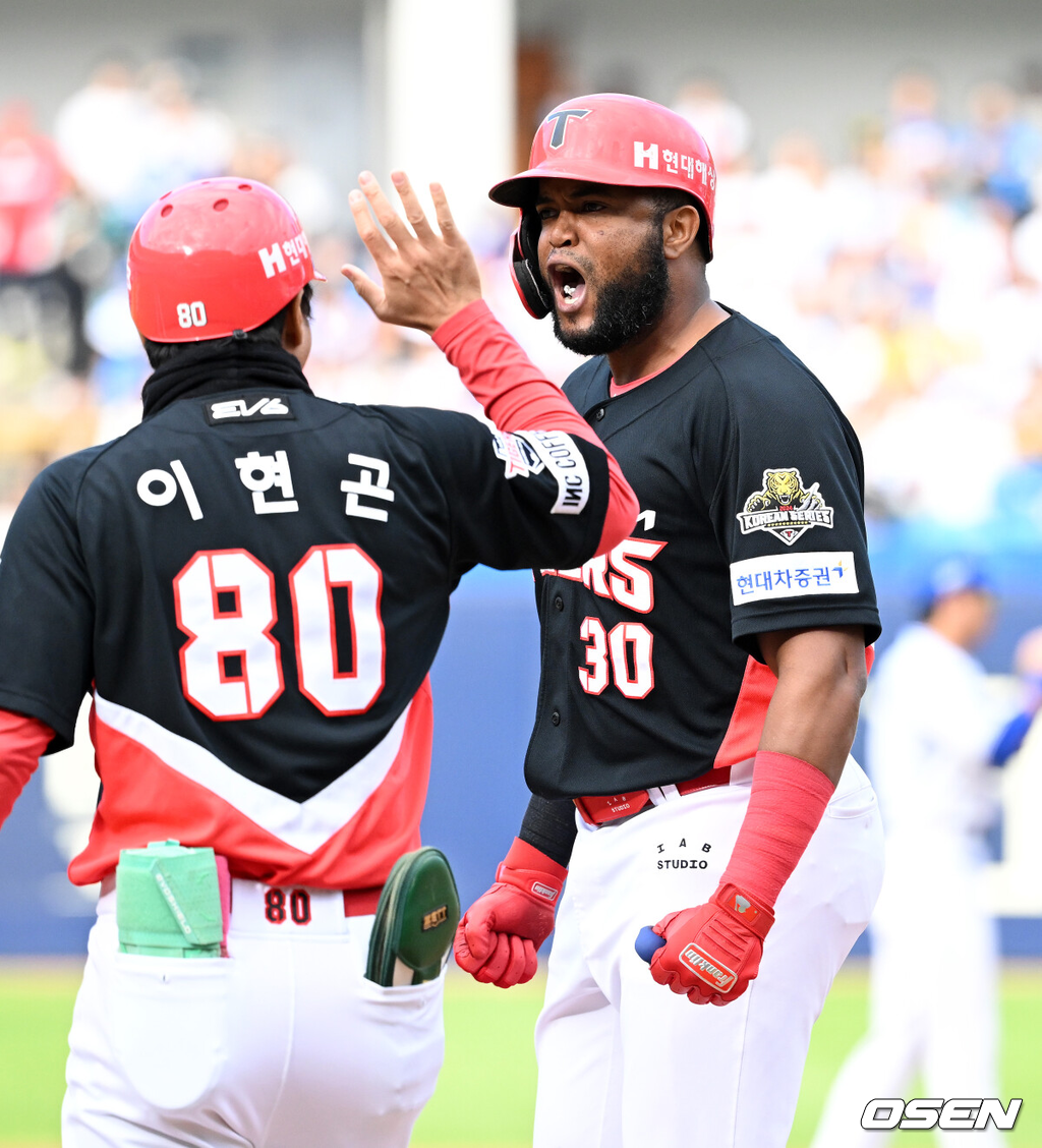 26일 대구삼성라이온즈파크에서 2024 신한 SOL뱅크 KBO 한국시리즈 4차전 삼성 라이온즈와 KIA 타이거즈의 경기가 열렸다.삼성은 원태인, KIA는 제임스 네일을 선발 투수로 내세웠다.3회초 무사 만루에서 KIA 소크라테스가 우중간 2타점 적시타를 치고 환호하고 있다. 2024.10.26 / sunday@osen.co.kr