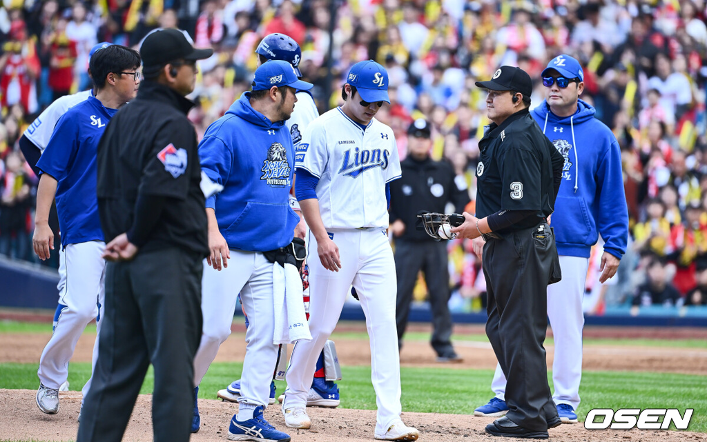 26일 대구 삼성라이온즈파크에서 2024 신한 SOL뱅크 KBO 포스트시즌 한국시리즈 삼성 라이온즈와 KIA 타이거즈의 4차전 경기가 열렸다.홈팀 삼성은 원태인, 방문팀 KIA는 네일을 선발 투수로 내세웠다.삼성 라이온즈 선발투수 원태인이 3회초 마운드를 내려오고 있다. 2024.10.26 / foto0307@osen.co.kr