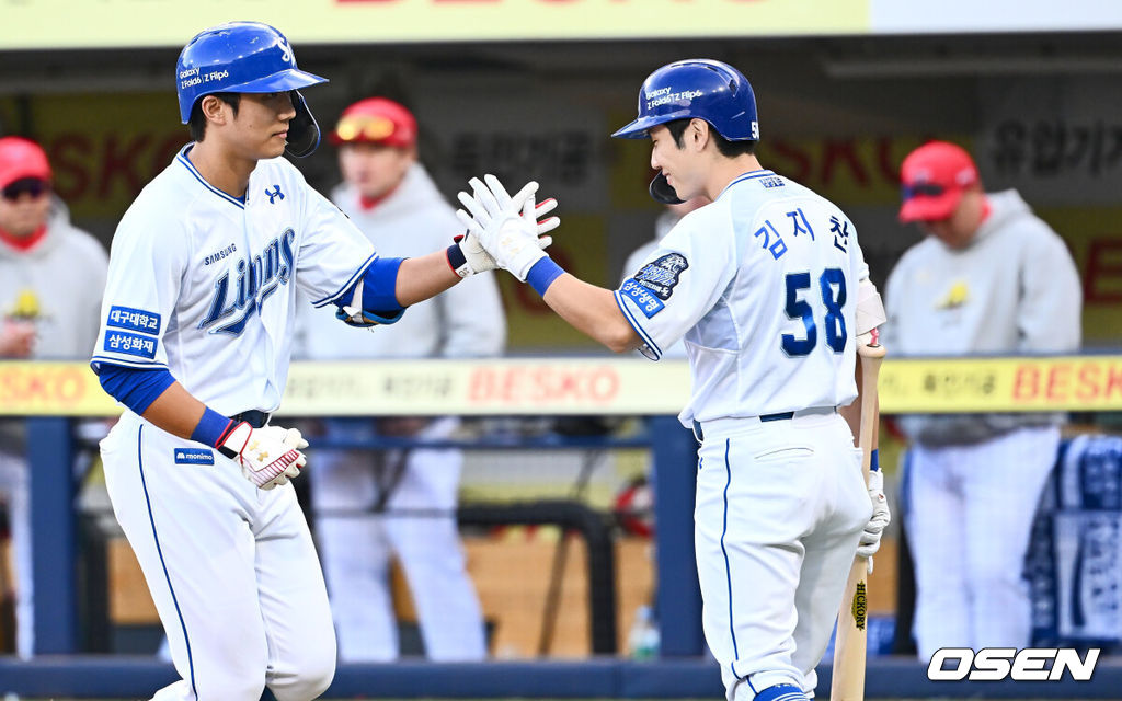 26일 대구 삼성라이온즈파크에서 2024 신한 SOL뱅크 KBO 포스트시즌 한국시리즈 삼성 라이온즈와 KIA 타이거즈의 4차전 경기가 열렸다. 홈팀 삼성은 원태인, 방문팀 KIA는 네일을 선발 투수로 내세웠다.삼성 라이온즈 이재현이 5회말 좌월 솔로 홈런을 치고 하이파이브를 하고 있다. 2024.10.26 / foto0307@osen.co.kr