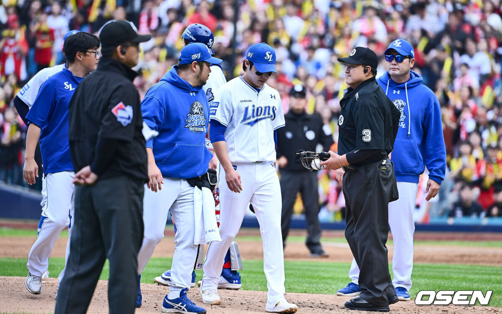 26일 대구 삼성라이온즈파크에서 2024 신한 SOL뱅크 KBO 포스트시즌 한국시리즈 삼성 라이온즈와 KIA 타이거즈의 4차전 경기가 열렸다. 홈팀 삼성은 원태인, 방문팀 KIA는 네일을 선발 투수로 내세웠다.삼성 라이온즈 선발투수 원태인이 3회초 마운드를 내려오고 있다. 2024.10.26 / foto0307@osen.co.kr