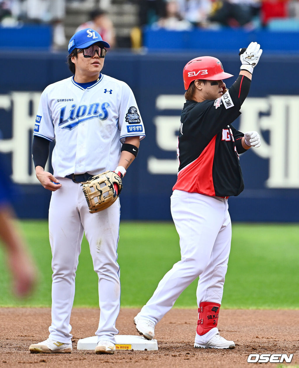 26일 대구 삼성라이온즈파크에서 2024 신한 SOL뱅크 KBO 포스트시즌 한국시리즈 삼성 라이온즈와 KIA 타이거즈의 4차전 경기가 열렸다. 홈팀 삼성은 원태인, 방문팀 KIA는 네일을 선발 투수로 내세웠다.KIA 타이거즈 김선빈이 1회초 무사 1루 좌익수 뒤 2루타를 치고 세리머니를 하고 있다. 2024.10.26 / foto0307@osen.co.kr