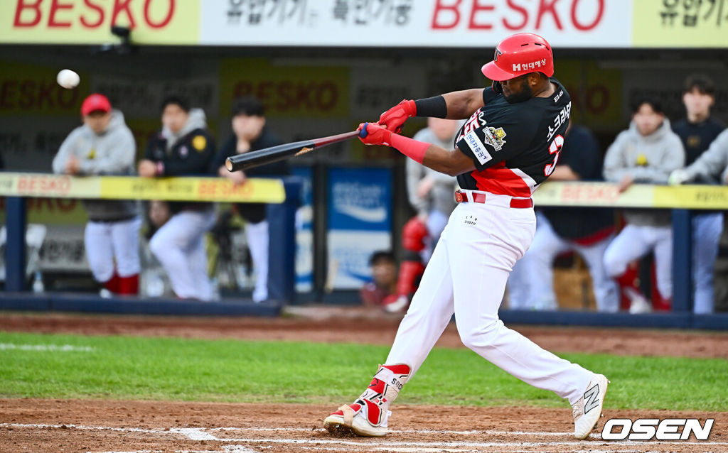 26일 대구 삼성라이온즈파크에서 2024 신한 SOL뱅크 KBO 포스트시즌 한국시리즈 삼성 라이온즈와 KIA 타이거즈의 4차전 경기가 열렸다. 홈팀 삼성은 원태인, 방문팀 KIA는 네일을 선발 투수로 내세웠다.KIA 타이거즈 소크라테스가 6회초 1사 1루 우월 2점 홈런을 치고 있다. 2024.10.26 / foto0307@osen.co.kr