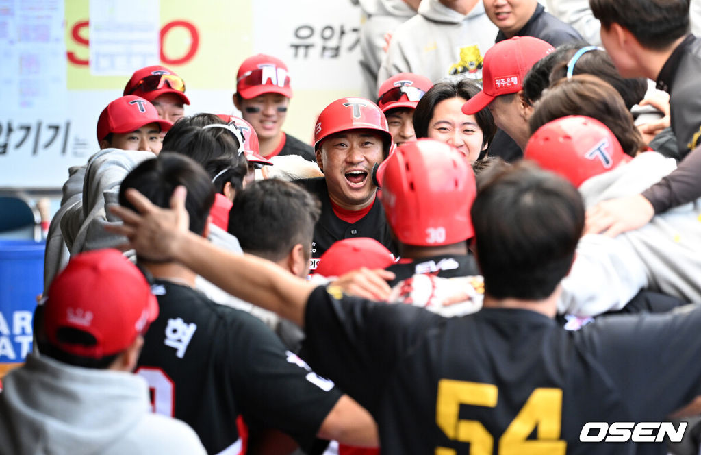 26일 대구삼성라이온즈파크에서 2024 신한 SOL뱅크 KBO 한국시리즈 4차전 삼성 라이온즈와 KIA 타이거즈의 경기가 열렸다.삼성은 원태인, KIA는 제임스 네일을 선발 투수로 내세웠다.3회초 1사 만루에서 KIA 김태군이 만루 홈런을 치고 더그아웃에서 환호하고 있다. 2024.10.26 / sunday@osen.co.kr