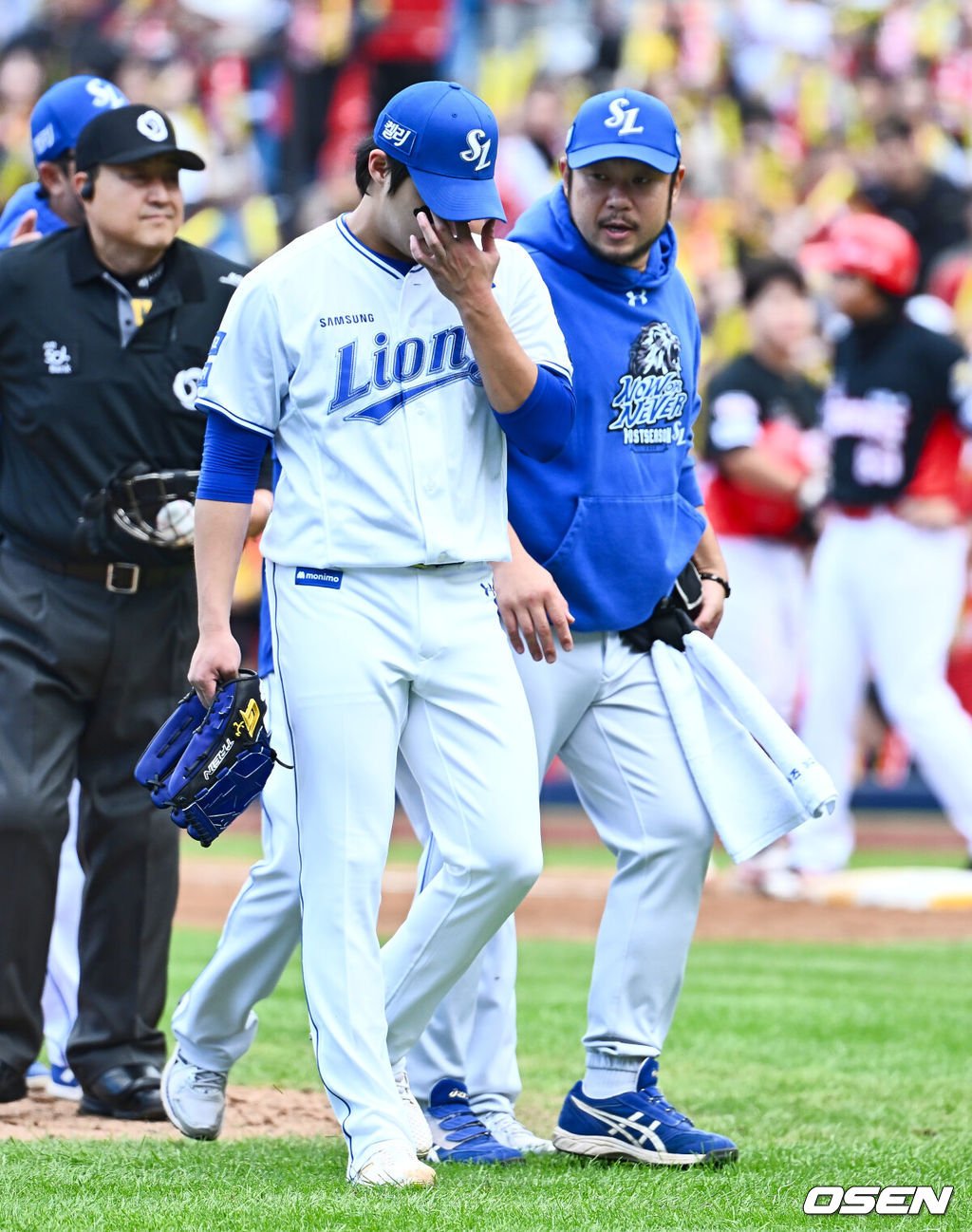 26일 대구 삼성라이온즈파크에서 2024 신한 SOL뱅크 KBO 포스트시즌 한국시리즈 삼성 라이온즈와 KIA 타이거즈의 4차전 경기가 열렸다. 홈팀 삼성은 원태인, 방문팀 KIA는 네일을 선발 투수로 내세웠다.삼성 라이온즈 선발투수 원태인이 3회초 마운드를 내려오고 있다. 2024.10.26 / foto0307@osen.co.kr