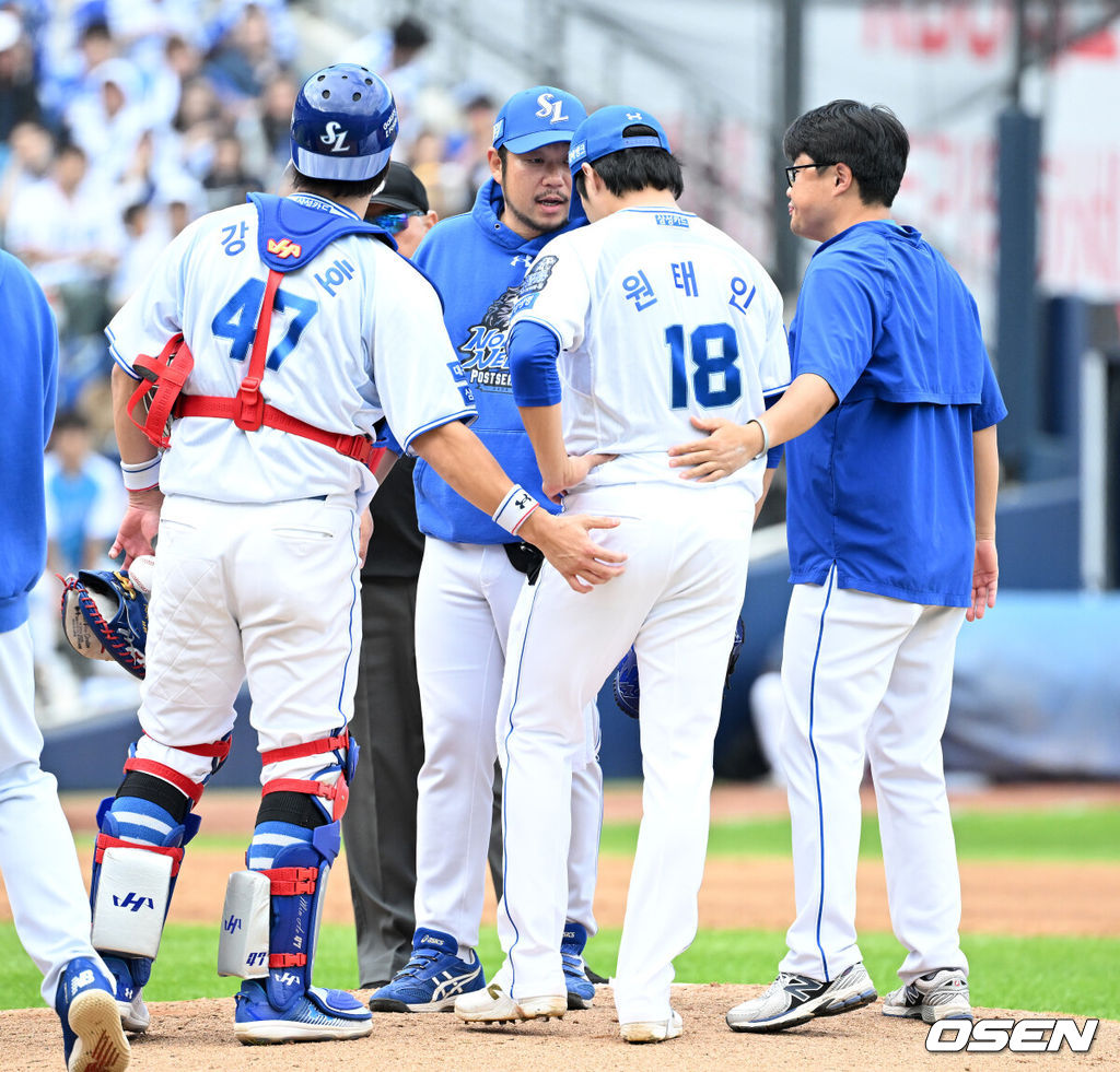 26일 대구삼성라이온즈파크에서 2024 신한 SOL뱅크 KBO 한국시리즈 4차전 삼성 라이온즈와 KIA 타이거즈의 경기가 열렸다.삼성은 원태인, KIA는 제임스 네일을 선발 투수로 내세웠다.3회초 1사 만루에서 삼성 원태인이 마운드를 내려가고 있다. 2024.10.26 / sunday@osen.co.kr