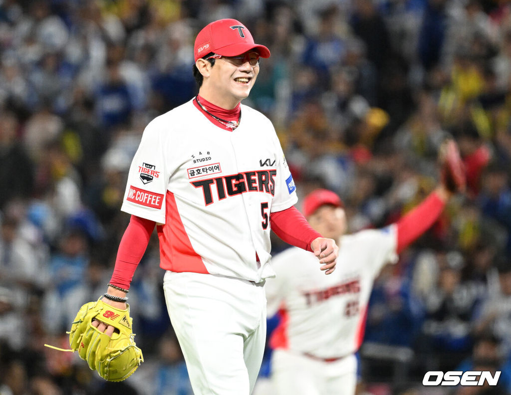 23일 광주 기아챔피언스필드에서 2024 신한 SOL뱅크 KBO 한국시리즈 2차전 KIA 타이거즈와 삼성 라이온즈의 경기가 열렸다.KIA는 양현종, 삼성은 황동재를 선발 투수로 내세웠다.4회초 2사 1,2루에서 KIA 양현종이 삼성 김헌곤을 땅볼로 처리하고 더그아웃으로 가고 있다. 2024.10.23 / sunday@osen.co.kr