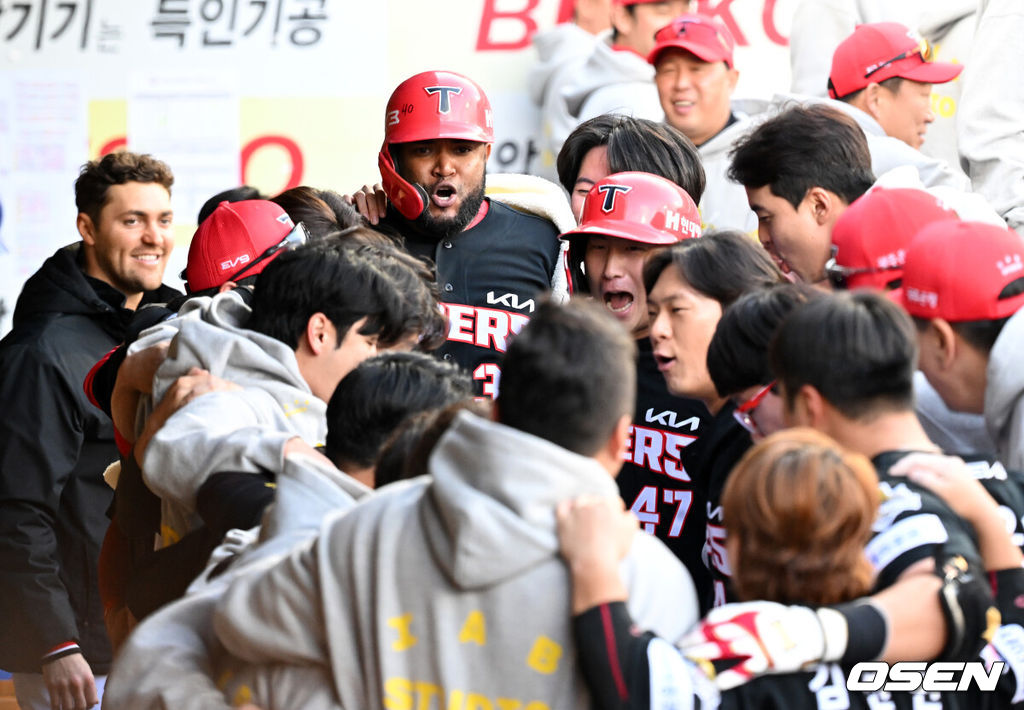 26일 대구삼성라이온즈파크에서 2024 신한 SOL뱅크 KBO 한국시리즈 4차전 삼성 라이온즈와 KIA 타이거즈의 경기가 열렸다.삼성은 원태인, KIA는 제임스 네일을 선발 투수로 내세웠다.6회초 2사 1루에서 KIA 소크라테스가 우월 투런 홈런을 치고 더그아웃에서 환호하고 있다. 2024.10.26 / sunday@osen.co.kr