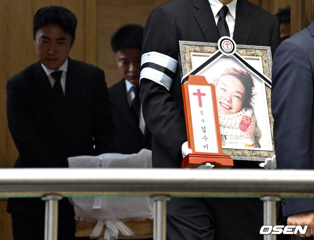 고(故) 김수미의 발인식이 27일 오전 11시 서울 성동구 한양대병원 장례식장에 엄수됐다. 고인의 비보는 지난 25일에 전해졌다. 이날 서울 서초경찰서에 따르면 故 김수미는 이날 오전 8시께 심정지가 발생해 서초구 가톨릭대학교 서울성모병원으로 이송됐으나 결국 사망 판정을 받았다.개그민 장동민, 윤정수를 비롯한 연예계 후배들과 가족들이 故김수미의 관을 운구하고 있다. 2024.10.27 /cej@osen.co.kr