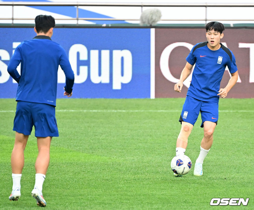 홍명보 감독이 이끄는 한국 축구대표팀이 4일 오후 서울월드컵경기장에서 2026 국제축구연맹(FIFA) 북중미 월드컵 3차 예선을 앞두고 훈련을 가졌다.한국은 9월 5일 오후 8시 서울월드컵경기장에서 팔레스타인과 1차전을 치른다. 이후 10일 오후 11시 오만 무스카트의 술탄 카부스 스포츠 콤플렉스에서 오만과 2차전 원정 경기를 펼친다. 대표팀 양민혁과 손흥민이 패스 훈련을 하고 있다. 2024.09.04 / rumi@osen.co.kr