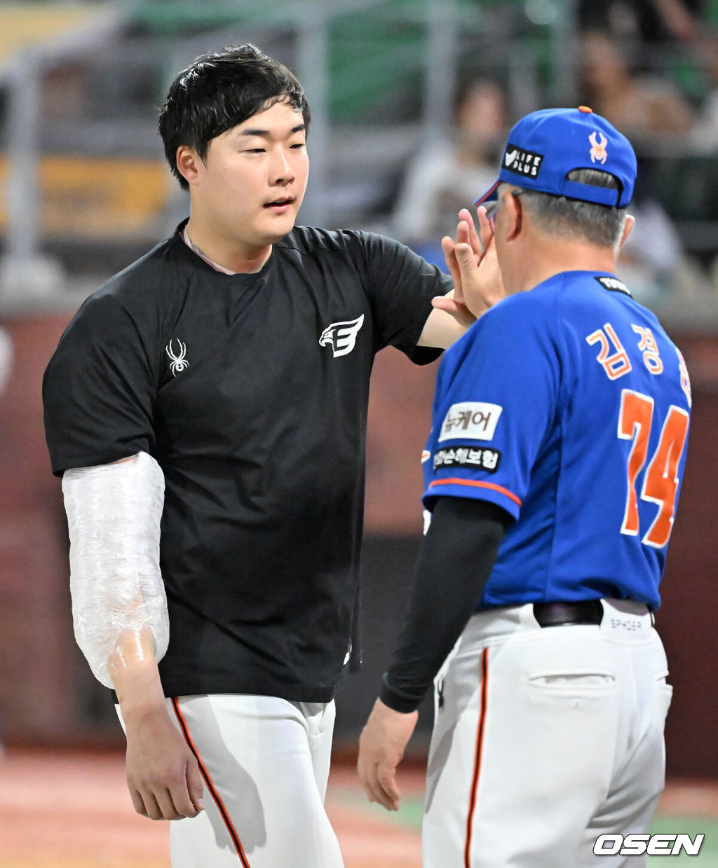 한화 한승혁이 김경문 감독과 하이파이브를 하고 있다. 2024.08.16 / rumi@osen.co.kr