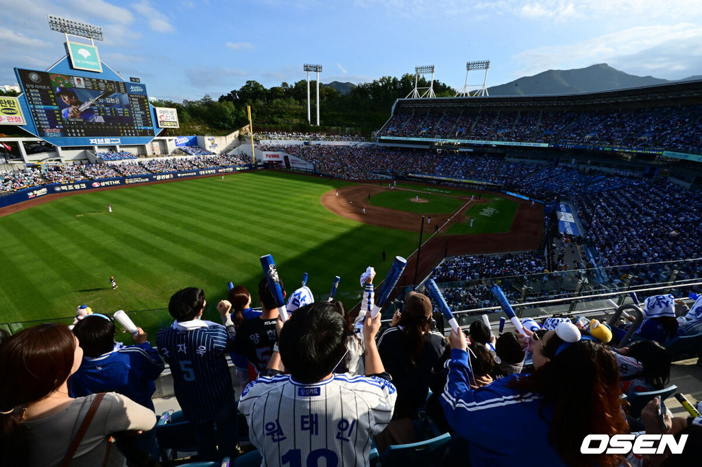 26일 대구삼성라이온즈파크에서 2024 신한 SOL뱅크 KBO 한국시리즈 4차전 삼성 라이온즈와 KIA 타이거즈의 경기가 열렸다.삼성은 원태인, KIA는 제임스 네일을 선발 투수로 내세웠다.한국시리즈 4차전이 매진된 가운데 야구팬들이 열띤 응원을 펼치고 있다. 2024.10.26 / jpnews@osen.co.kr