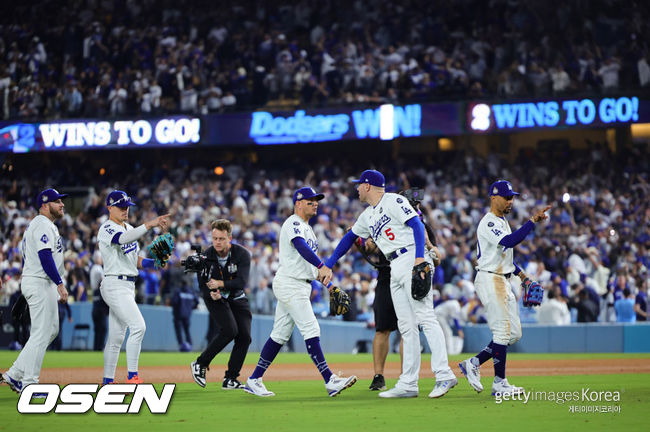 [사진] LA 다저스 선수들이 월드시리즈 2차전 승리 후 기쁨을 나누고 있다. ⓒGettyimages(무단전재 및 재배포 금지)