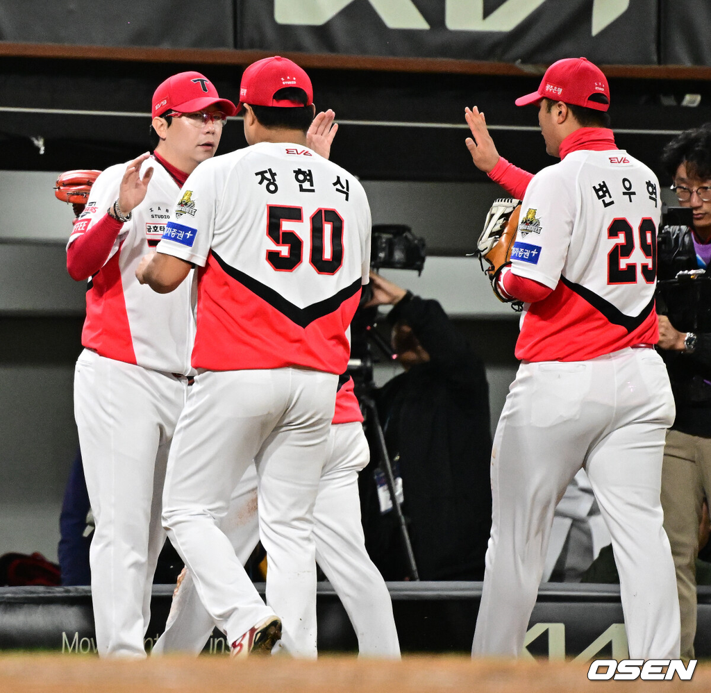 ] 23일 광주 기아챔피언스필드에서 2024 신한 SOL뱅크 KBO 한국시리즈 2차전 KIA 타이거즈와 삼성 라이온즈의 경기가 열렸다.KIA는 양현종, 삼성은 황동재를 선발 투수로 내세웠다.6회초 수비를 마치고 1사 1,2루에서 교체된 KIA 양현종이 장현식, 변우혁과 하이파이브를 하고 있다. 2024.10.23 / jpnews@osen.co.kr