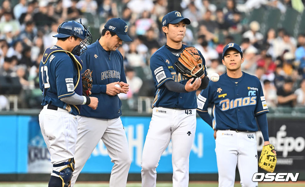 31일 부산 사직야구장에서 2024 신한 SOL 뱅크 KBO 리그 롯데 자이언츠와 NC 다이노스의 경기가 열렸다. 롯데는 한화에 스윕패를 당하고 분위기 반전을 노리며 퓨처스리그에서 3경기 연속 무실점 투구를 한 김진욱을 선발로, 7연패 중인 NC는 2년차 우완 신영우를 선발로 내세워 연패 탈출과 데뷔 첫 승을 노린다.NC 다이노스 선발 투수 신영우가 1회말 3실점 후 교체되고 있다. 2024.05.31 / foto0307@osen.co.kr