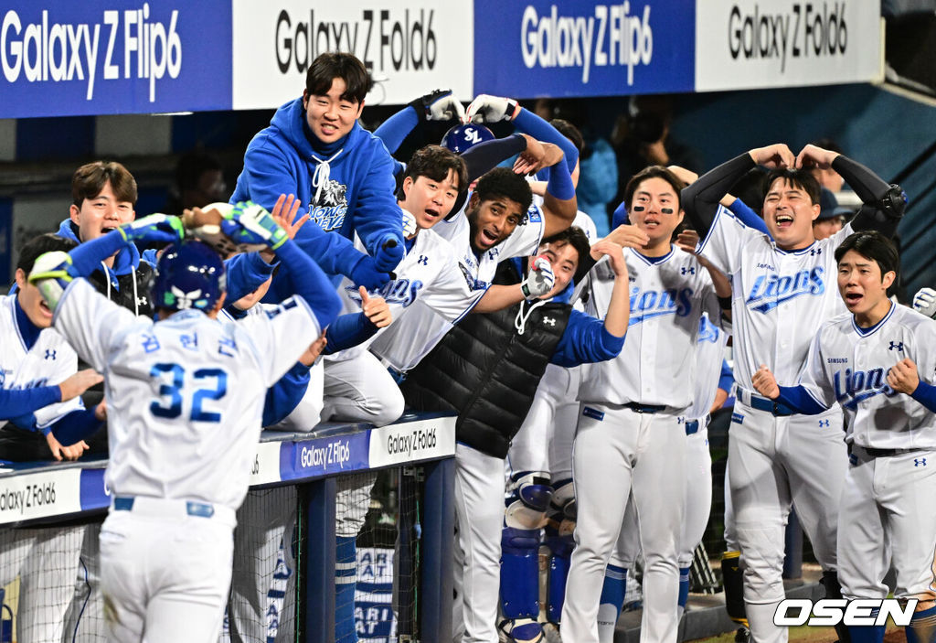 25일 대구삼성라이온즈파크에서 2024 신한 SOL뱅크 KBO 한국시리즈 3차전 삼성 라이온즈와 KIA 타이거즈의 경기가 열렸다.삼성은 대니 레예스, KIA는 에릭 라우어를 선발 투수로 내세웠다.7회말 무사에서 삼성 김헌곤이 좌월 솔로포를 날리며 동료선수들과 기뻐하고 있다. 2024.10.25 / jpnews@osen.co.kr