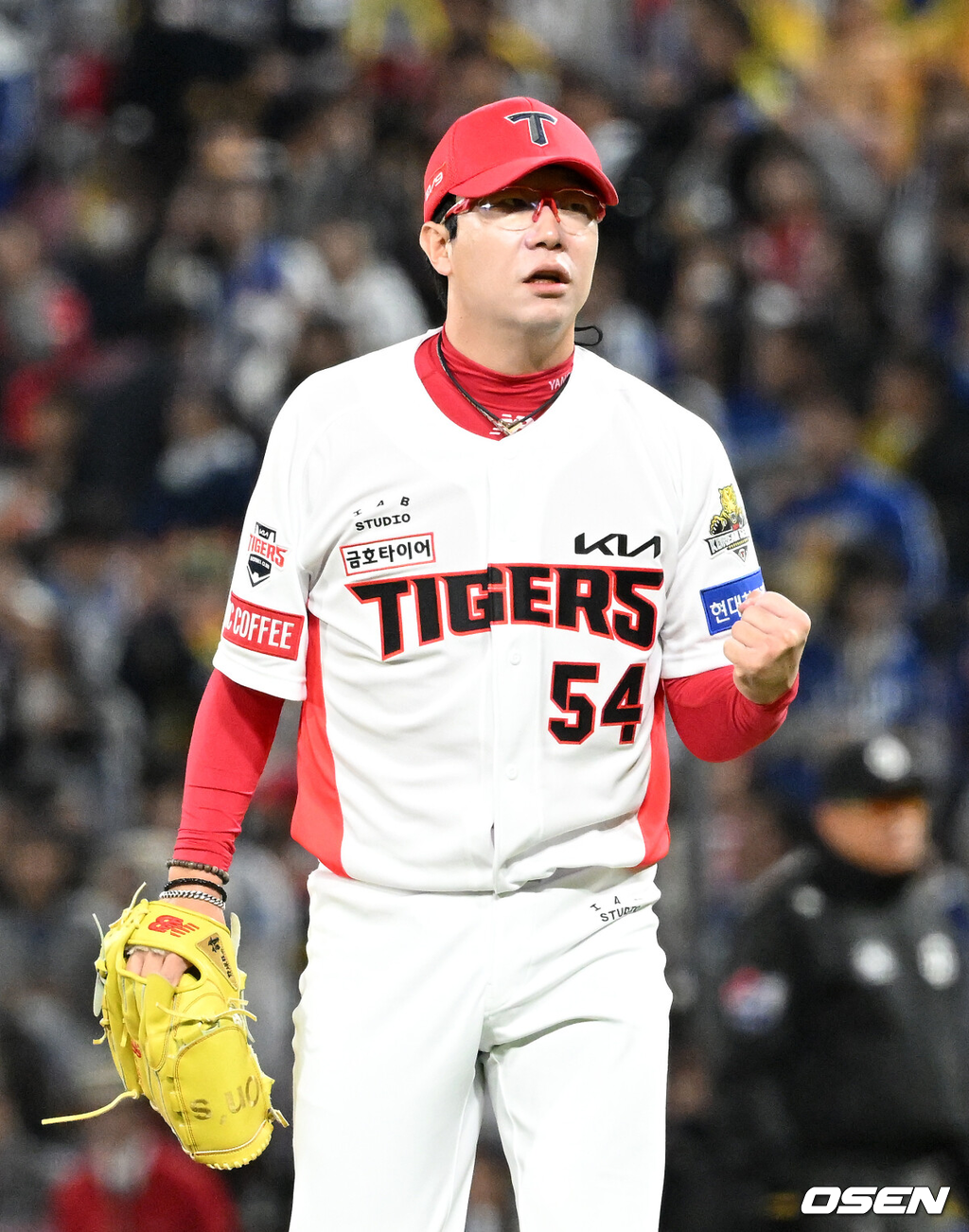 23일 광주 기아챔피언스필드에서 2024 신한 SOL뱅크 KBO 한국시리즈 2차전 KIA 타이거즈와 삼성 라이온즈의 경기가 열렸다.KIA는 양현종, 삼성은 황동재를 선발 투수로 내세웠다.5회초 2사에서 KIA 양현종이 삼성 김영웅을 삼진으로 처리하고 환호하고 있다. 2024.10.23 / sunday@osen.co.kr