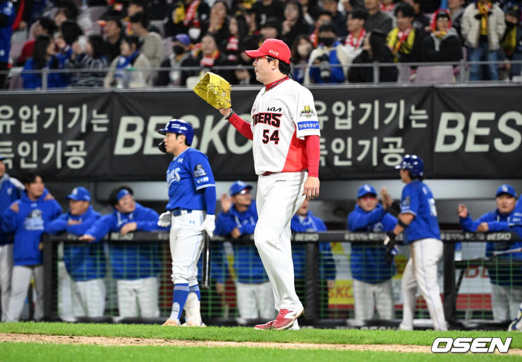 23일 광주 기아챔피언스필드에서 2024 신한 SOL뱅크 KBO 한국시리즈 2차전 KIA 타이거즈와 삼성 라이온즈의 경기가 열렸다.KIA는 양현종, 삼성은 황동재를 선발 투수로 내세웠다.6회초 1사 1,2루에서 KIA 양현종이 삼성 김현준에게 좌전 적시타를 허용하고 아쉬워하고 있다. 2024.10.23 / sunday@osen.co.kr