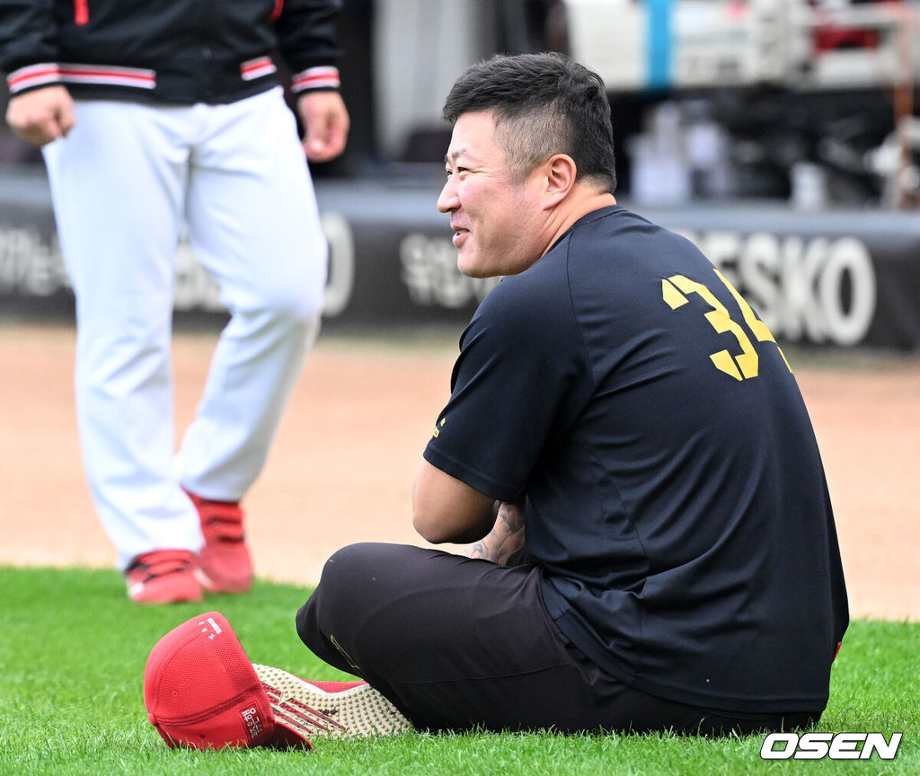 28일 광주 기아챔피언스필드에서 2024 신한 SOL뱅크 KBO 한국시리즈 5차전 KIA 타이거즈와 삼성 라이온즈의 경기가 열렸다.KIA는 양현종, 삼성은 이승현을 선발 투수로 내세웠다.경기에 앞서 KIA 최형우가 미소를 짓고 있다. 2024.10.28 / sunday@osen.co.kr