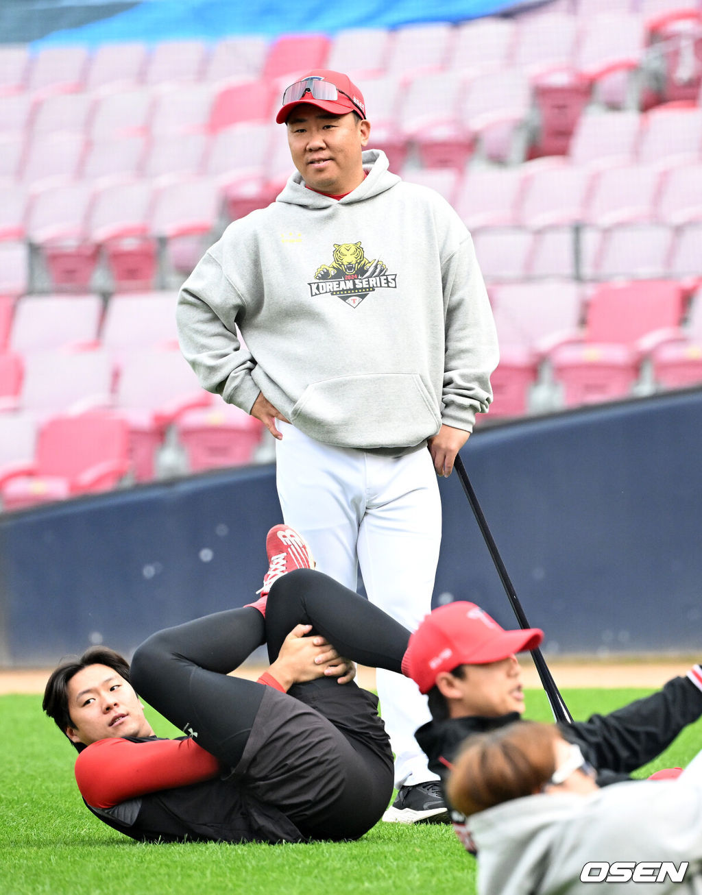 28일 광주 기아챔피언스필드에서 2024 신한 SOL뱅크 KBO 한국시리즈 5차전 KIA 타이거즈와 삼성 라이온즈의 경기가 열렸다.KIA는 양현종, 삼성은 이승현을 선발 투수로 내세웠다.경기에 앞서 KIA 이범호 감독이 훈련을 바라보고 있다. 2024.10.28 / sunday@osen.co.kr