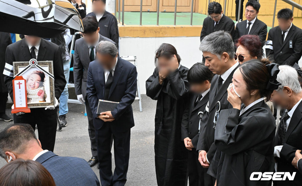 고(故) 김수미의 발인식이 27일 오전 11시 서울 성동구 한양대병원 장례식장에 엄수됐다. 고인의 비보는 지난 25일에 전해졌다. 이날 서울 서초경찰서에 따르면 故 김수미는 이날 오전 8시께 심정지가 발생해 서초구 가톨릭대학교 서울성모병원으로 이송됐으나 결국 사망 판정을 받았다.故김수미의 발인식이 엄수된 가운데 가족들이 마지막을 배웅하고 있다. 2024.10.27 /cej@osen.co.kr