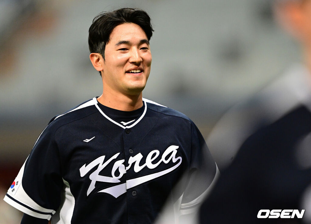 월드베이스볼클래식(WBC) 대표팀이 3일 서울 고척스카이돔에서 SSG 퓨처스팀과 연습경기를 갖는다. 2회초 공격을 삼자범퇴로 막아낸 대표팀 선발 고영표가 더그아웃으로 향하며 미소짓고 있다. 2023.03.03 / dreamer@osen.co.kr