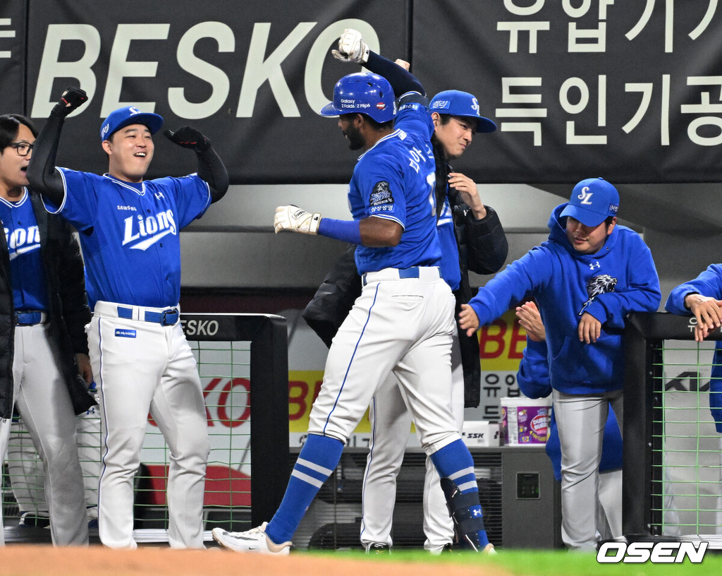 28일 광주 기아챔피언스필드에서 2024 신한 SOL뱅크 KBO 한국시리즈 5차전 KIA 타이거즈와 삼성 라이온즈의 경기가 열렸다.KIA는 양현종, 삼성은 이승현을 선발 투수로 내세웠다.1회초 2사 1루에서 삼성 디아즈가 우월 투런 홈런을 치고 더그아웃에서 동료들과 환호하고 있다. 2024.10.28 / sunday@osen.co.kr