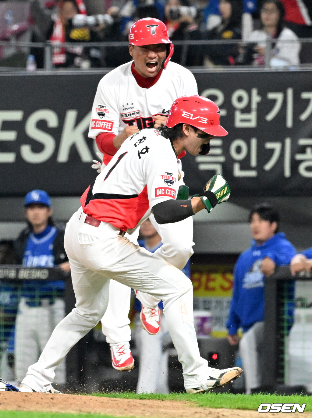 28일 광주 기아챔피언스필드에서 2024 신한 SOL뱅크 KBO 한국시리즈 5차전 KIA 타이거즈와 삼성 라이온즈의 경기가 열렸다.KIA는 양현종, 삼성은 이승현을 선발 투수로 내세웠다.5회말 2사 만루에서 삼성 김윤수의 폭투 때 KIA 2루주자 박찬호가 홈으로 슬라이딩해 득점하고 있다. 2024.10.28 / sunday@osen.co.kr