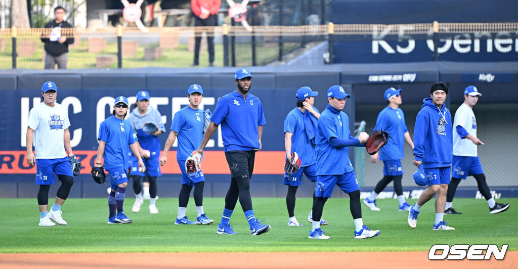 28일 광주 기아챔피언스필드에서 2024 신한 SOL뱅크 KBO 한국시리즈 5차전 KIA 타이거즈와 삼성 라이온즈의 경기가 열렸다.KIA는 양현종, 삼성은 이승현을 선발 투수로 내세웠다.경기에 앞서 삼성 선수들이 스트레칭을 마치고 이동하고 있다. 2024.10.28 / sunday@osen.co.kr