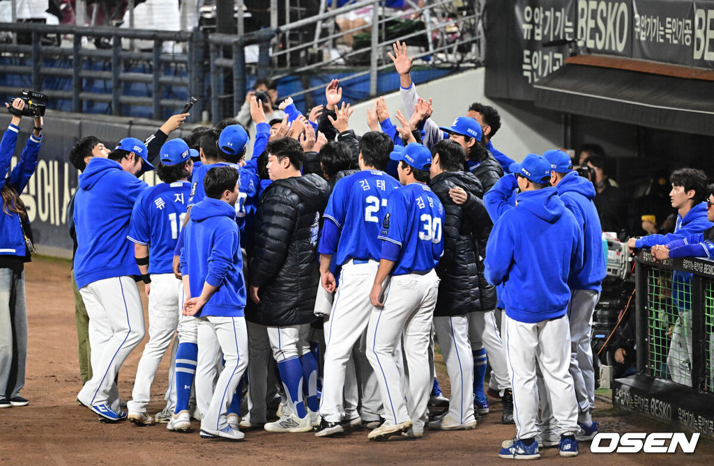 28일 광주 기아챔피언스필드에서 2024 신한 SOL뱅크 KBO 한국시리즈 5차전 KIA 타이거즈와 삼성 라이온즈의 경기가 열렸다.KIA는 양현종, 삼성은 좌완 이승현을 선발 투수로 내세웠다.삼성 선수들이 하이파이브를 하고 있다. 2024.10.28 / jpnews@osen.co.kr