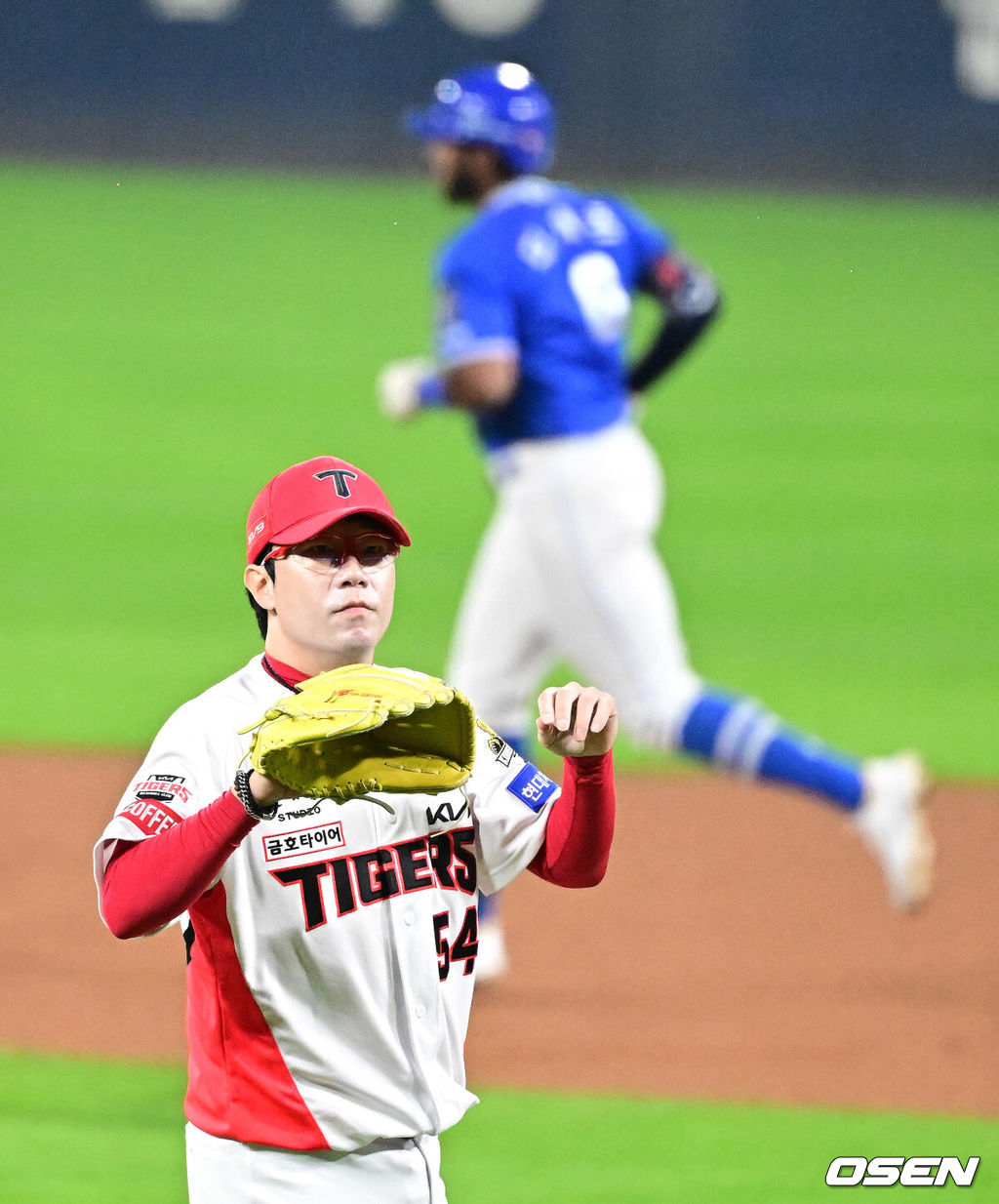 28일 광주 기아챔피언스필드에서 2024 신한 SOL뱅크 KBO 한국시리즈 5차전 KIA 타이거즈와 삼성 라이온즈의 경기가 열렸다.KIA는 양현종, 삼성은 이승현을 선발 투수로 내세웠다.1회초 2사 1루에서 KIA 양현종이 삼성 디아즈에 선제 투런포를 허용하며 아쉬워하고 있다 . 2024.10.28 / jpnews@osen.co.kr