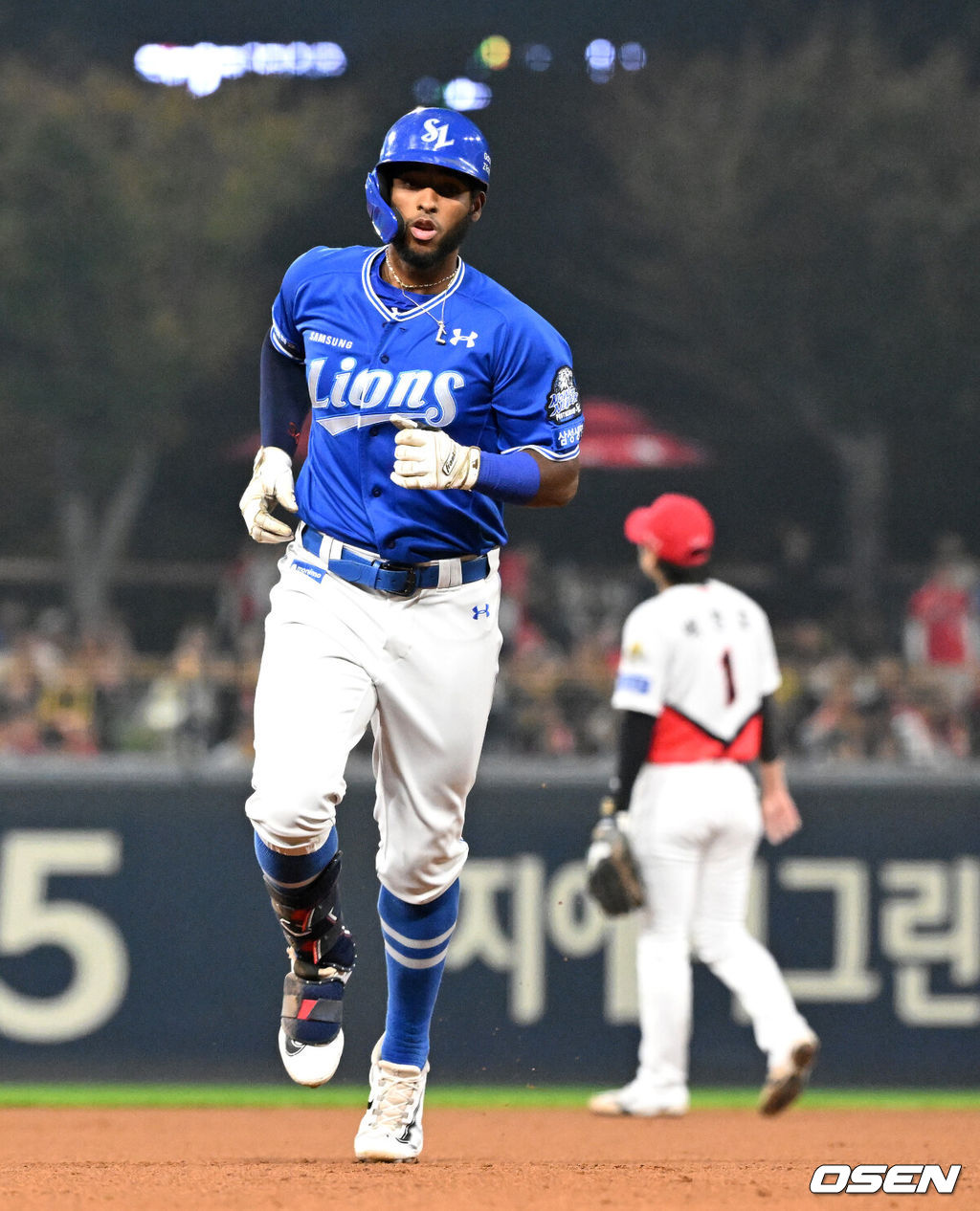 28일 광주 기아챔피언스필드에서 2024 신한 SOL뱅크 KBO 한국시리즈 5차전 KIA 타이거즈와 삼성 라이온즈의 경기가 열렸다.KIA는 양현종, 삼성은 이승현을 선발 투수로 내세웠다.1회초 2사 1루에서 삼성 디아즈가 우월 투런 홈런을 치고 그라운드를 돌고 있다. 2024.10.28 / sunday@osen.co.kr