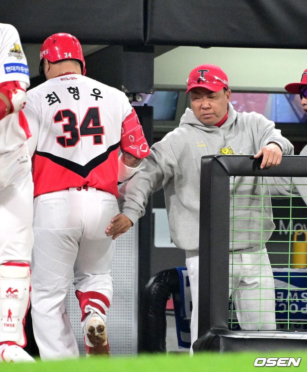 28일 광주 기아챔피언스필드에서 ‘2024 신한 SOL뱅크 KBO 한국시리즈’ 5차전 KIA 타이거즈와 삼성 라이온즈의 경기가 열렸다.KIA는 양현종, 삼성은 이승현를 선발 투수로 내세웠다.5회말 무사 선두타자로 나선 KIA 최형우가 추격의 우월 솔로포를 날리고 홈을 밟은 뒤 이범호 감독과 인사를 나누고 있다. 2024.10.28 / dreamer@osen.co.kr