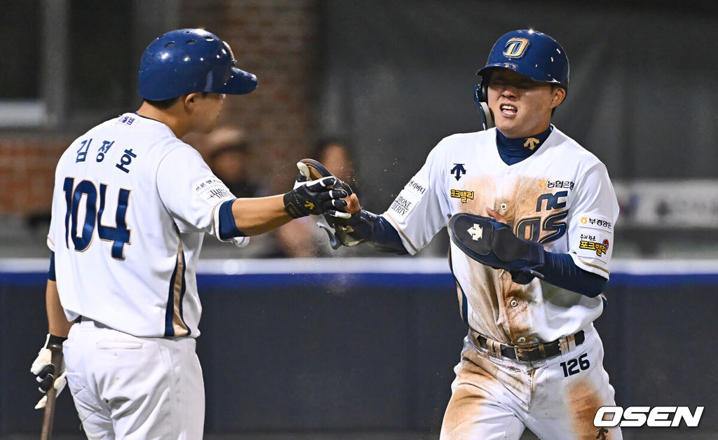 28일 울산 문수야구장에서 2024 울산-KBO Fall League NC 다이노스와 팀 LMB(멕시칸리그)의 준결승 경기가 열렸다. NC 다이노스는 노재원이 선발 출전하고 팀 LMB는 오스카르 발렌수엘라가 선발 출전했다. NC 다이노스 장창훈이 6회말 1사 3루 김한별의 번트때 득점을 올리고 하이파이브를 하고 있다. 2024.10.28 / foto0307@osen.co.kr