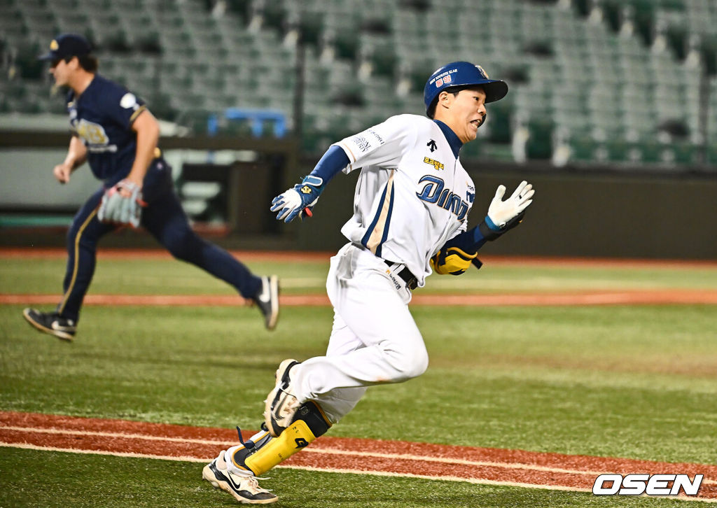 28일 울산 문수야구장에서 2024 울산-KBO Fall League NC 다이노스와 팀 LMB(멕시칸리그)의 준결승 경기가 열렸다. NC 다이노스는 노재원이 선발 출전하고 팀 LMB는 오스카르 발렌수엘라가 선발 출전했다. NC 다이노스 김세훈이 5회말 1사 3루 1타점 적시타를 치고 진루하고 있다. 2024.10.28 / foto0307@osen.co.kr