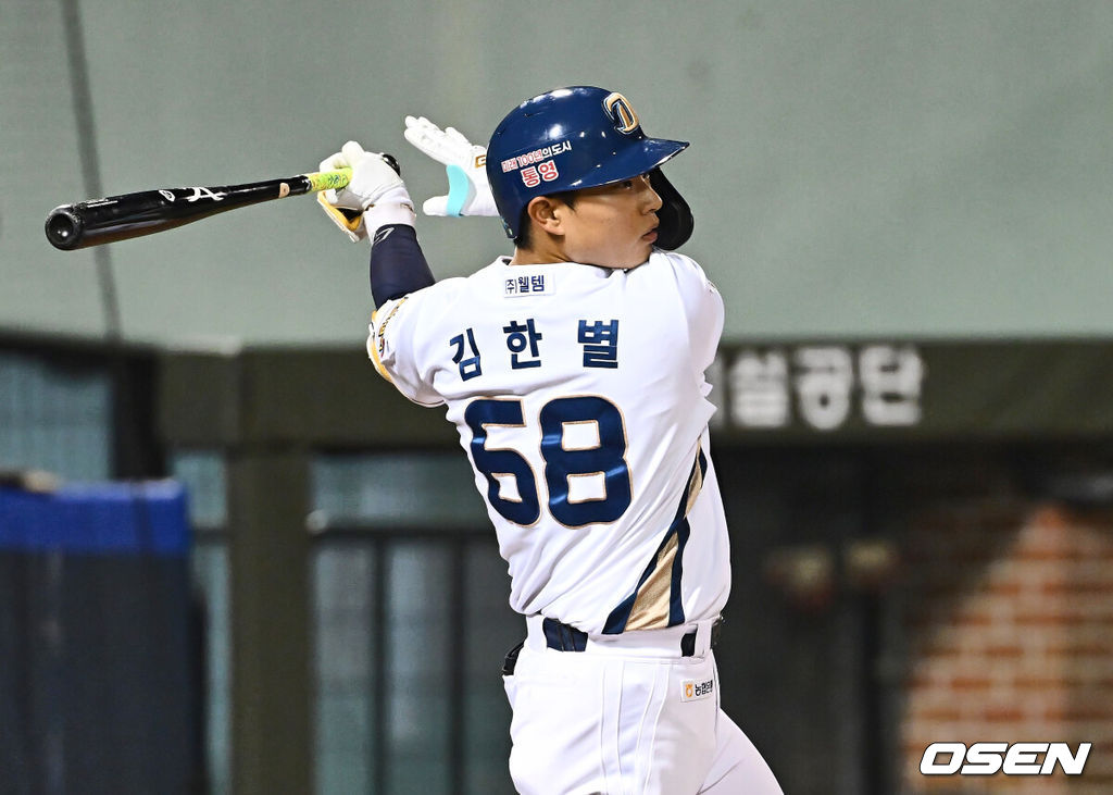 28일 울산 문수야구장에서 2024 울산-KBO Fall League NC 다이노스와 팀 LMB(멕시칸리그)의 준결승 경기가 열렸다. NC 다이노스는 노재원이 선발 출전하고 팀 LMB는 오스카르 발렌수엘라가 선발 출전했다. NC 다이노스 김한별이 4회말 1사 만루 역전 1타점 적시타를 치고 있다. 2024.10.28 / foto0307@osen.co.kr