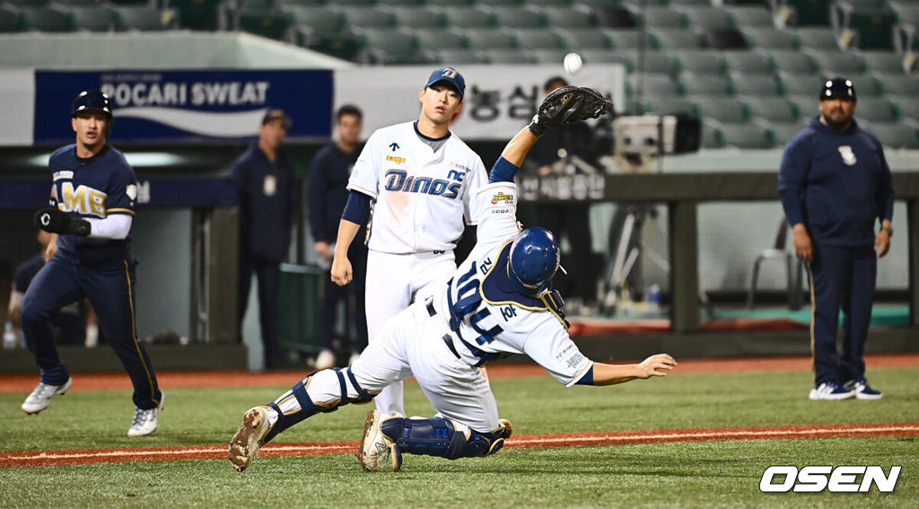 28일 울산 문수야구장에서 2024 울산-KBO Fall League NC 다이노스와 팀 LMB(멕시칸리그)의 준결승 경기가 열렸다. NC 다이노스는 노재원이 선발 출전하고 팀 LMB는 오스카르 발렌수엘라가 선발 출전했다. NC 다이노스 김정호가 8회초 2사 만루 팀 LMB 부르아울리오 카베로의 내야 플라이볼을 잡고 있다. 2024.10.28 / foto0307@osen.co.kr