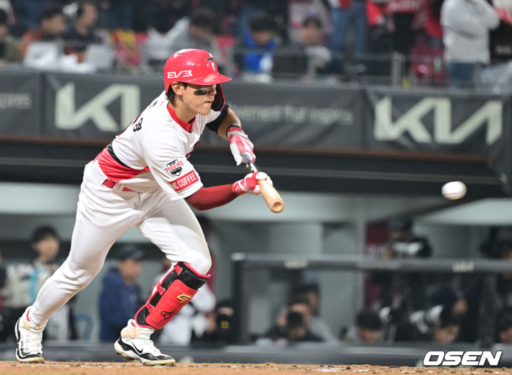 28일 광주 기아챔피언스필드에서 ‘2024 신한 SOL뱅크 KBO 한국시리즈’ 5차전 KIA 타이거즈와 삼성 라이온즈의 경기가 열렸다.KIA는 양현종, 삼성은 이승현를 선발 투수로 내세웠다.7회말 무사 1루 상황 KIA 김도영이 희생번트를 대고 있다. 상대 야수 선택으로 1루 세이프. 2024.10.28 / dreamer@osen.co.kr