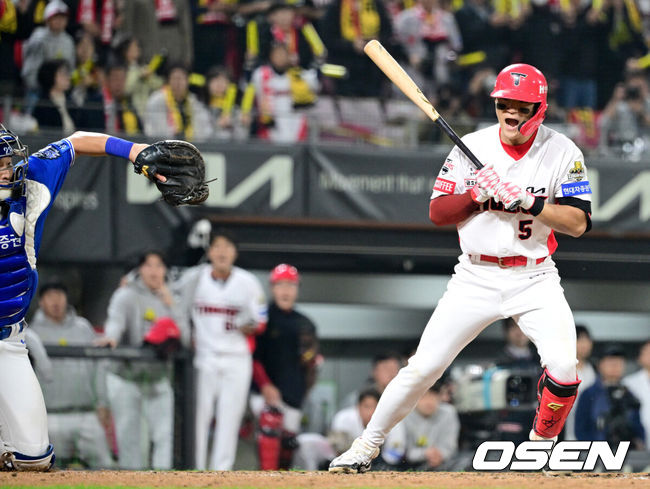 [OSEN=광주, 최규한 기자] 28일 광주 기아챔피언스필드에서 ‘2024 신한 SOL뱅크 KBO 한국시리즈’ 5차전 KIA 타이거즈와 삼성 라이온즈의 경기가 열렸다.KIA는 양현종, 삼성은 이승현를 선발 투수로 내세웠다.5회말 2사 만루 상황 KIA 김도영 타석 때 삼성 김윤수의 폭투로 포수 이병헌이 공을 놓치고 있다. 2024.10.28 / dreamer@osen.co.kr