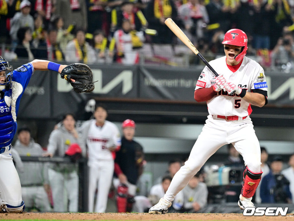 28일 광주 기아챔피언스필드에서 ‘2024 신한 SOL뱅크 KBO 한국시리즈’ 5차전 KIA 타이거즈와 삼성 라이온즈의 경기가 열렸다.KIA는 양현종, 삼성은 이승현를 선발 투수로 내세웠다.5회말 2사 만루 상황 KIA 김도영 타석 때 삼성 김윤수의 폭투로 포수 이병헌이 공을 놓치고 있다. 2024.10.28 / dreamer@osen.co.kr