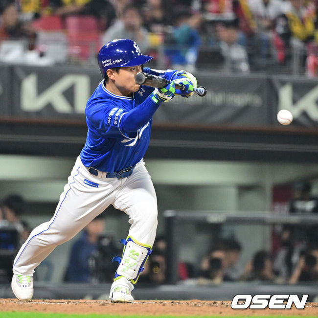 [OSEN=광주, 최규한 기자] 28일 광주 기아챔피언스필드에서 ‘2024 신한 SOL뱅크 KBO 한국시리즈’ 5차전 KIA 타이거즈와 삼성 라이온즈의 경기가 열렸다.KIA는 양현종, 삼성은 이승현를 선발 투수로 내세웠다.8회초 무사 1루 상황 삼성 김헌곤이 희생 번트를 대고 있다. 2024.10.28 / dreamer@osen.co.kr