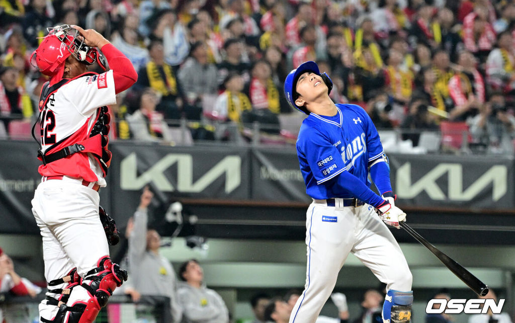 28일 광주 기아챔피언스필드에서 ‘2024 신한 SOL뱅크 KBO 한국시리즈’ 5차전 KIA 타이거즈와 삼성 라이온즈의 경기가 열렸다.KIA는 양현종, 삼성은 이승현를 선발 투수로 내세웠다.8회초 2사 만루 상황 삼성 이재현이 내야 뜬공을 친 뒤 아쉬워하고 있다. 2024.10.28 / dreamer@osen.co.kr