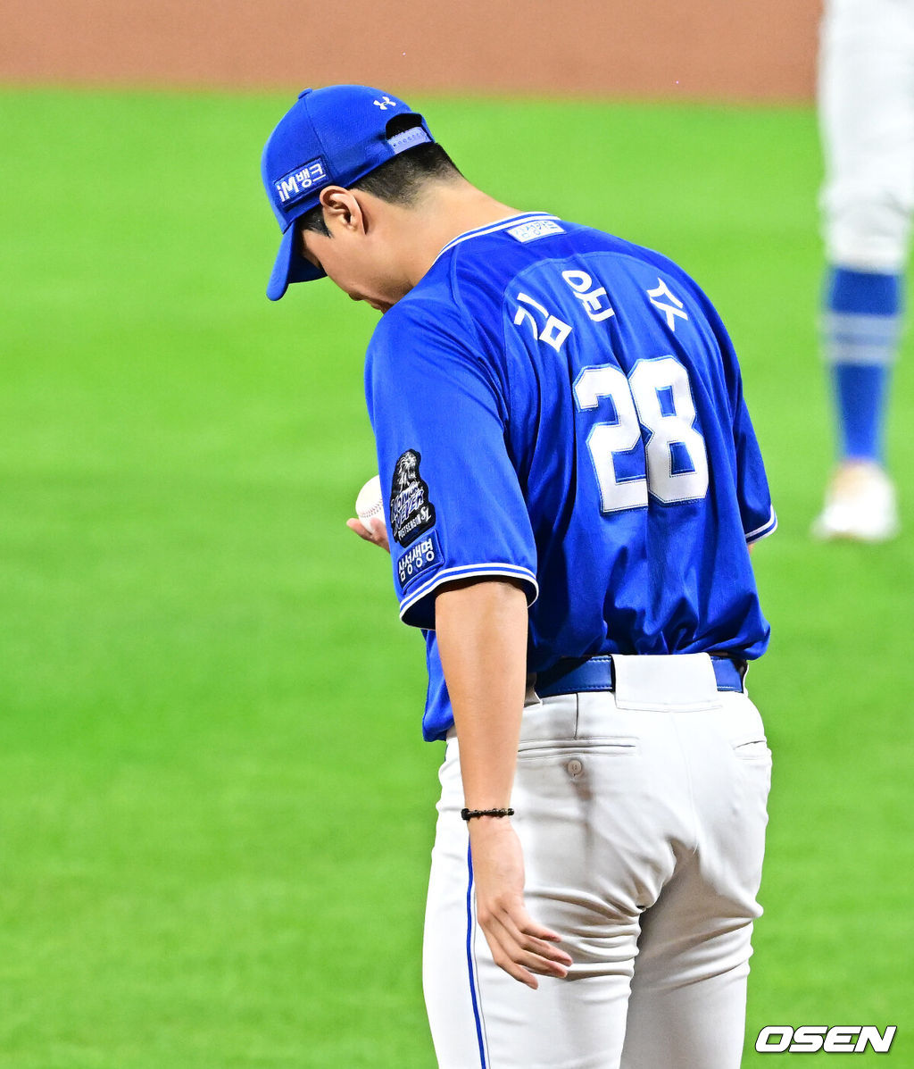 28일 광주 기아챔피언스필드에서 2024 신한 SOL뱅크 KBO 한국시리즈 5차전 KIA 타이거즈와 삼성 라이온즈의 경기가 열렸다.KIA는 양현종, 삼성은 이승현을 선발 투수로 내세웠다.5회말 2사 만루에서 삼성 김윤수가 KIA 김도영 타석에 폭투로 동점을 허용하며 아쉬워하고 있다. 2024.10.28 / jpnews@osen.co.kr